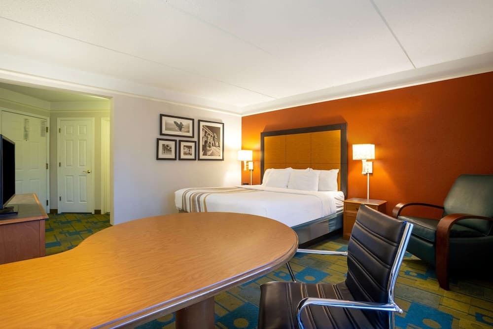 La Quinta Inn & Suites by Wyndham Charlotte Airport South
