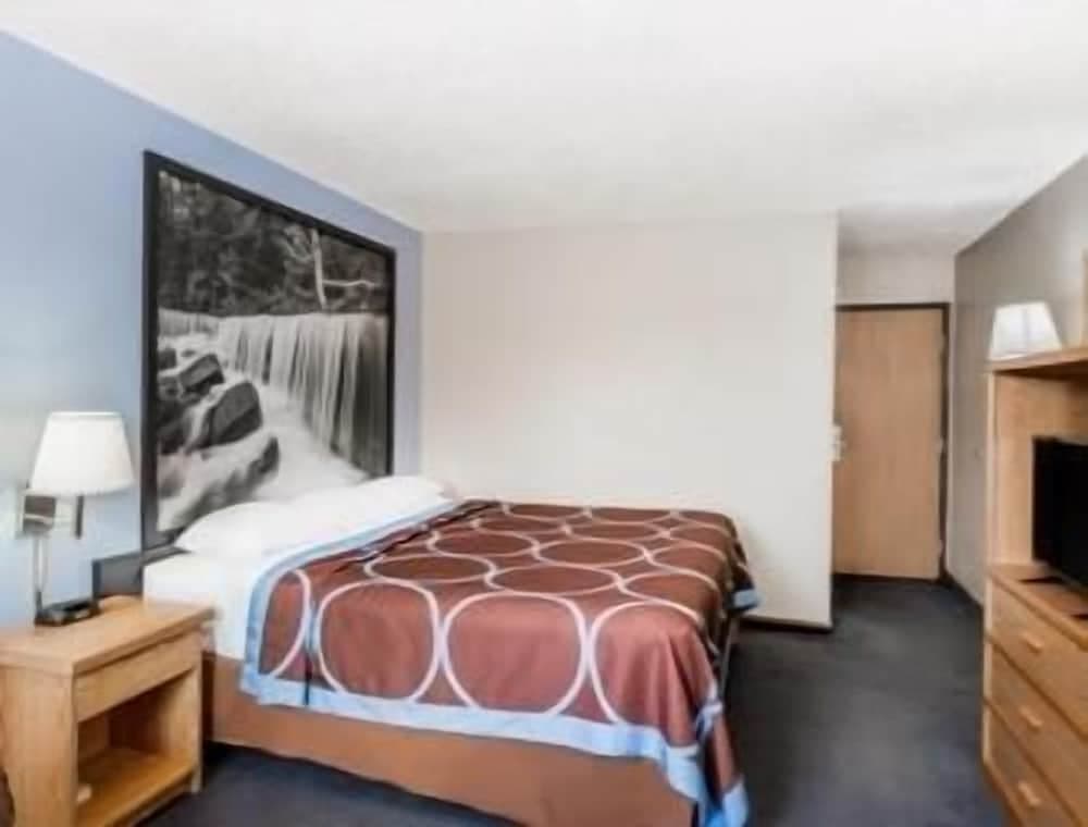 Super 8 by Wyndham Manhattan KS