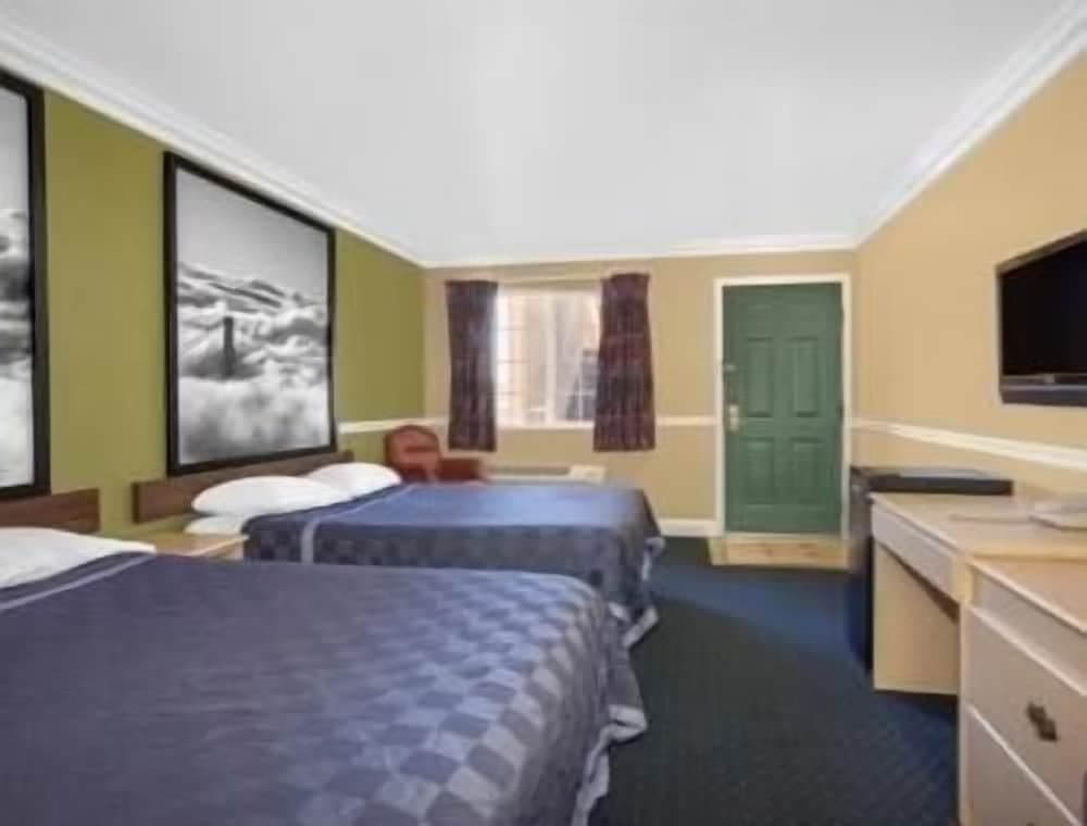 Super 8 by Wyndham Hayward Downtown