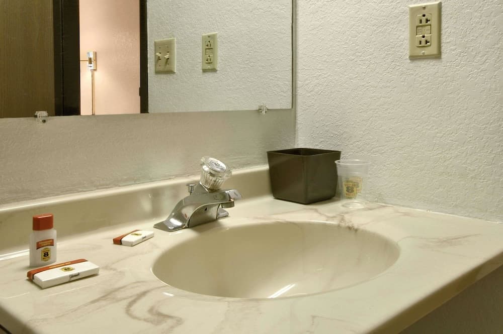 Super 8 by Wyndham Butler