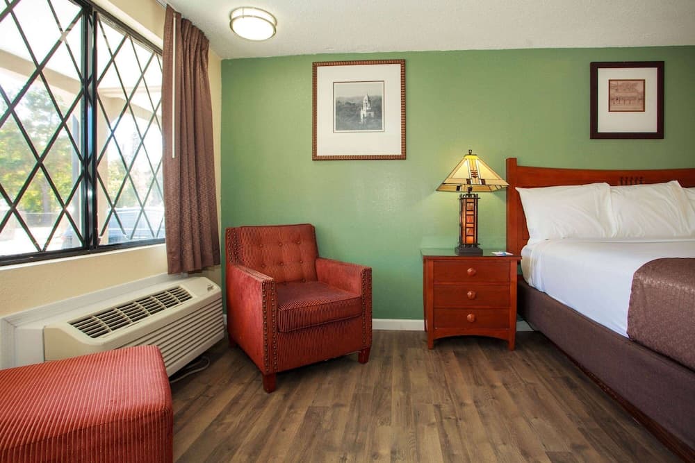 Travelodge by Wyndham Macon West