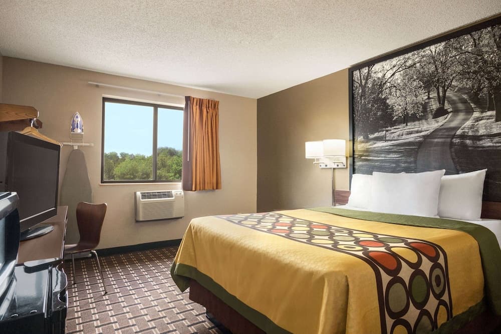 Super 8 by Wyndham Mayfield