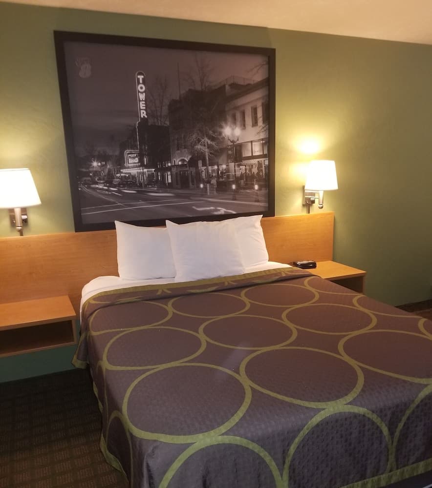 Super 8 by Wyndham Redmond