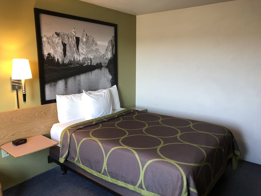 Super 8 by Wyndham Redmond