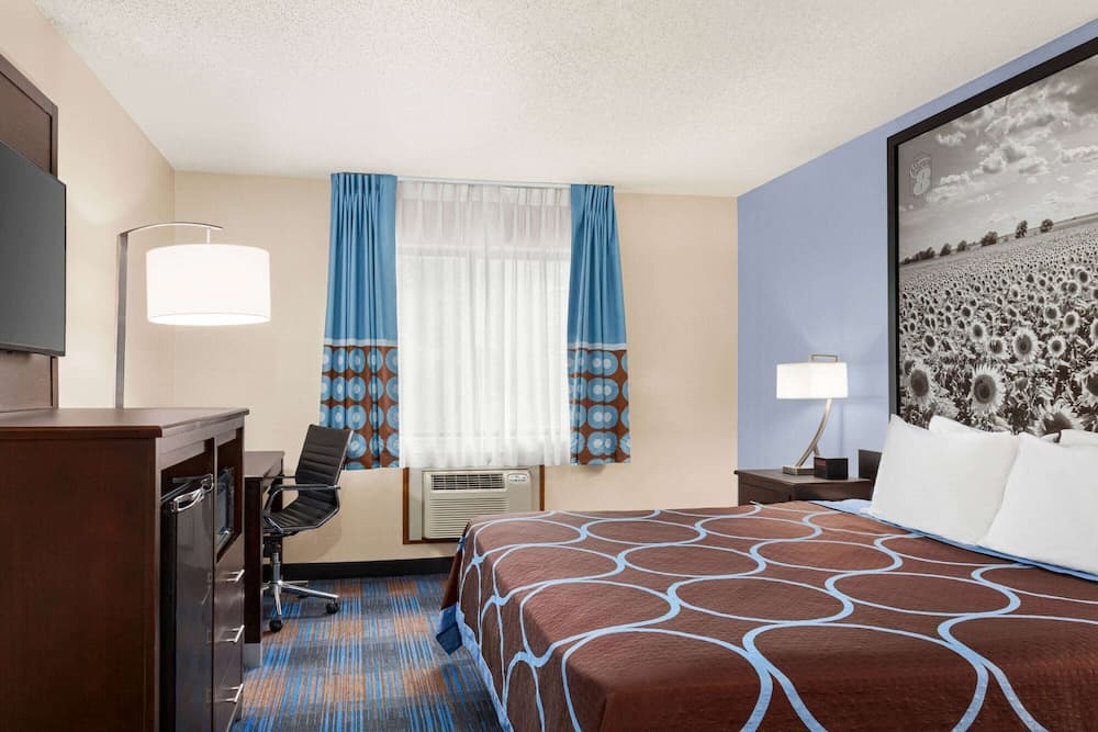 Super 8 by Wyndham Lenexa Overland Park/Mall Area