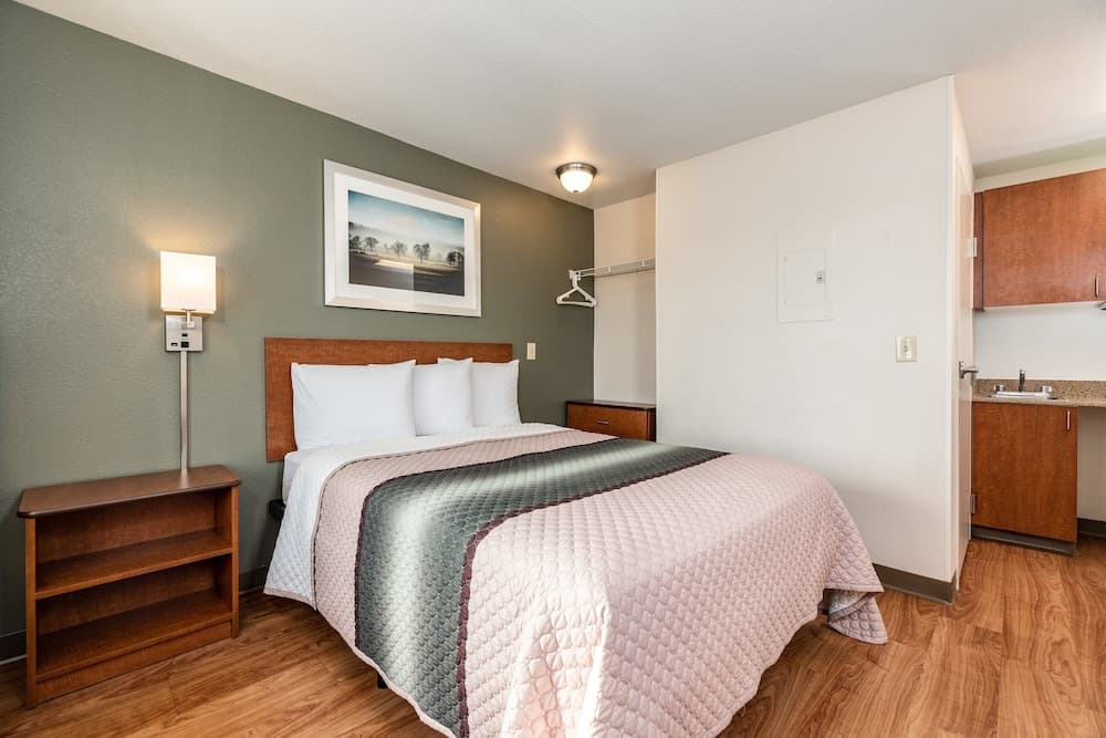 HomeTowne Studios by Red Roof Fresno - West