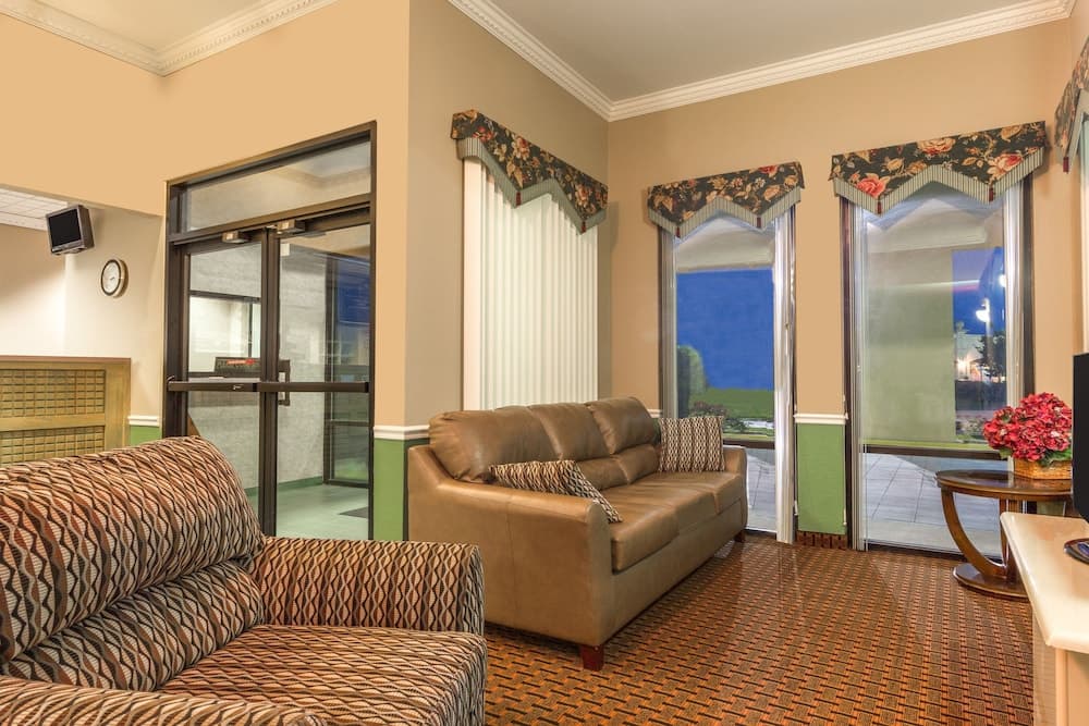 Super 8 by Wyndham Madison/Ridgeland Area