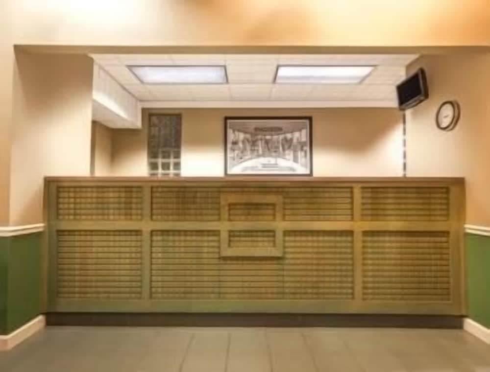 Super 8 by Wyndham Madison/Ridgeland Area