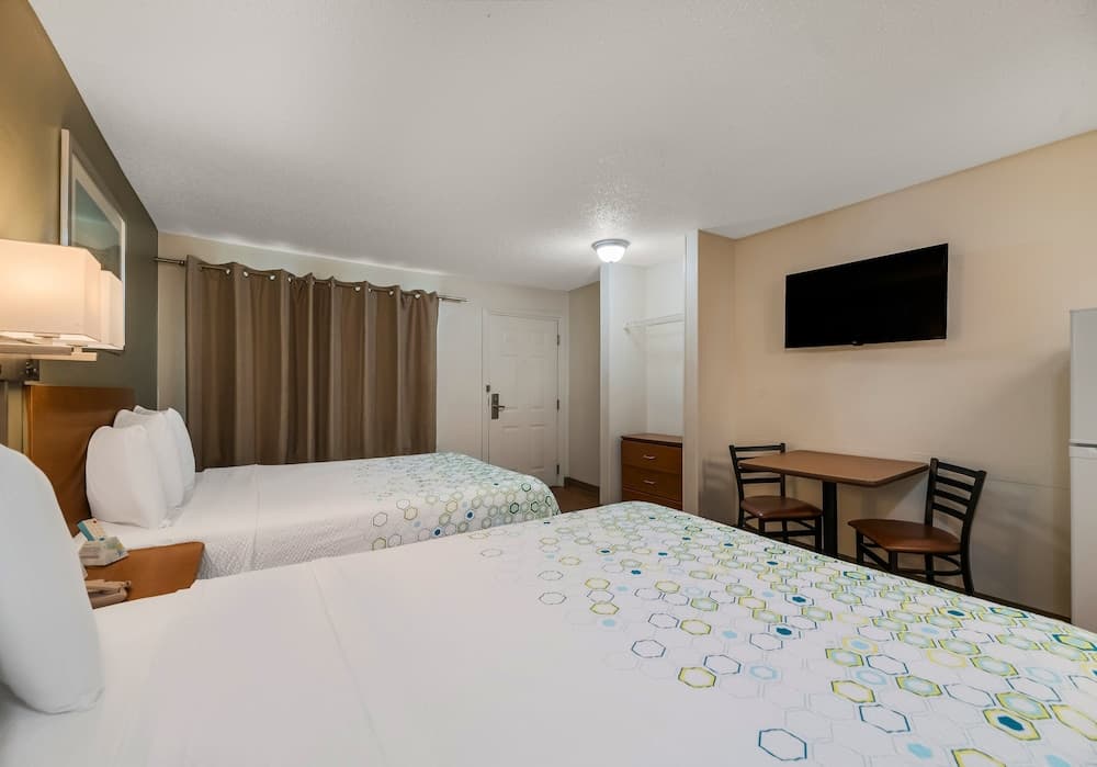 HomeTowne Studios by Red Roof Orlando - UCF Area