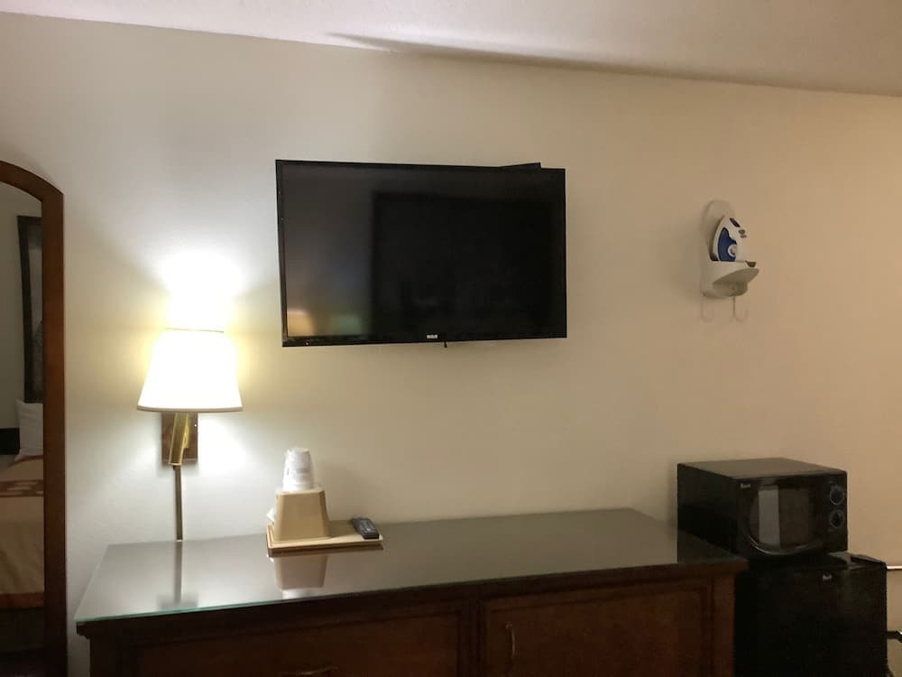 Super 8 by Wyndham Riverside/Kansas City