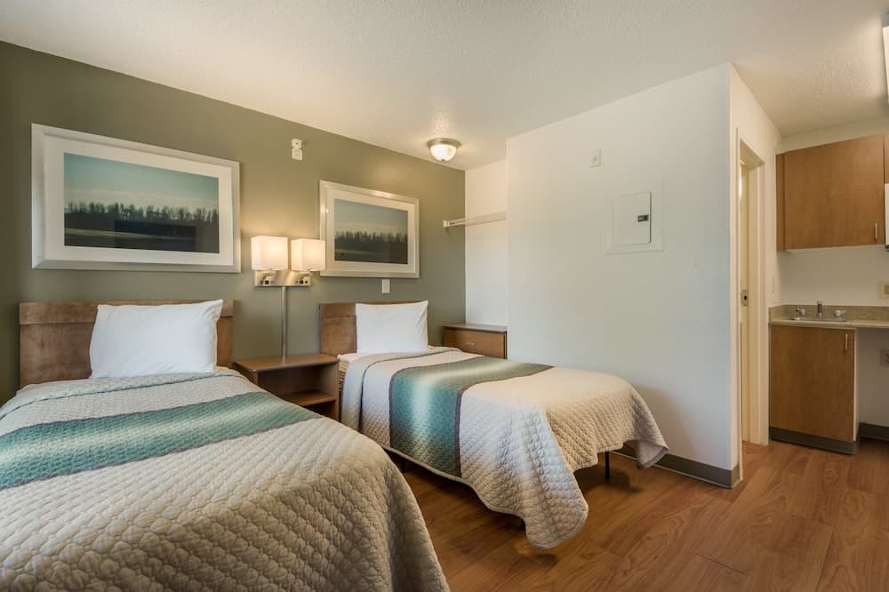 HomeTowne Studios by Red Roof Dallas - Mesquite