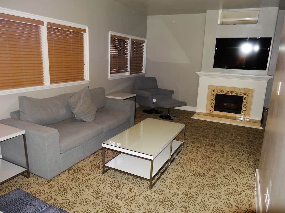 Balboa Inn, On the Beach