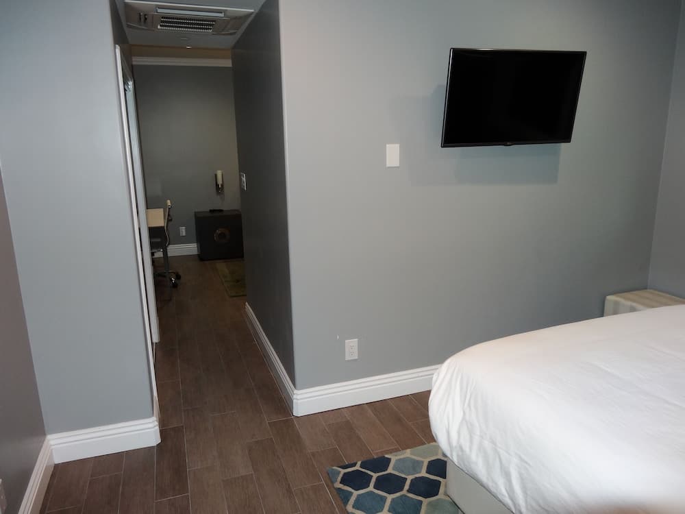 Balboa Inn, On the Beach