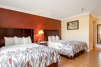 Red Roof Inn & Suites Monterey