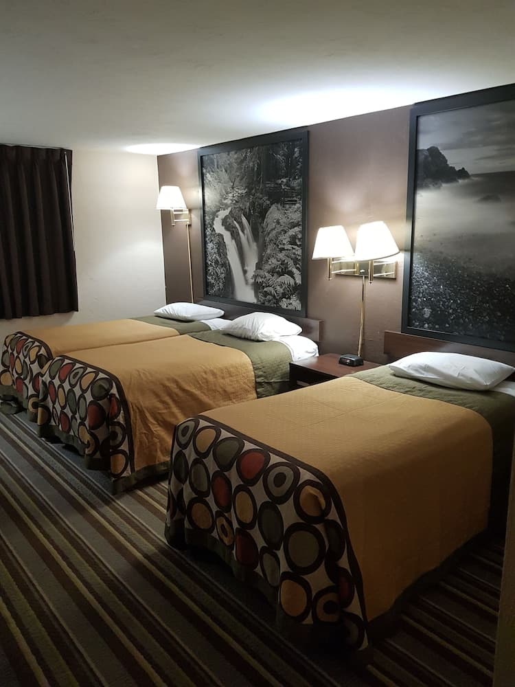 Super 8 by Wyndham Shelton