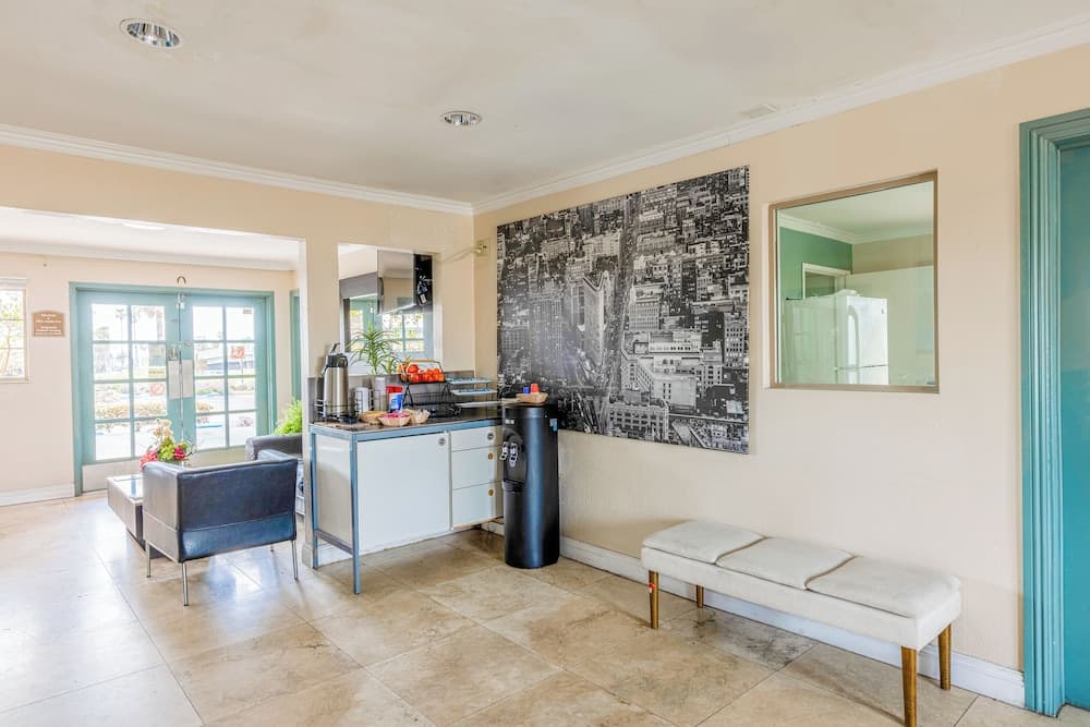 Hotel Avenida - Oceanside Camp Pendleton