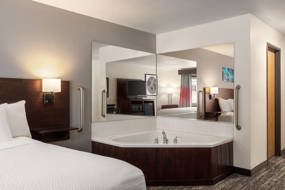 Ramada by Wyndham Richland Center