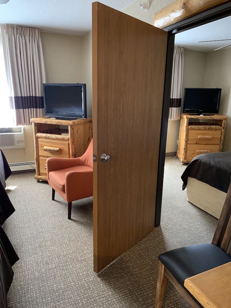 Antler Lodge - Gardiner MT