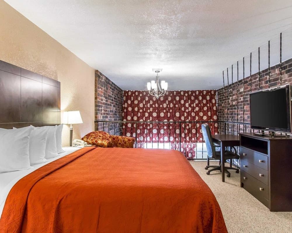 Quality Inn Ada near University