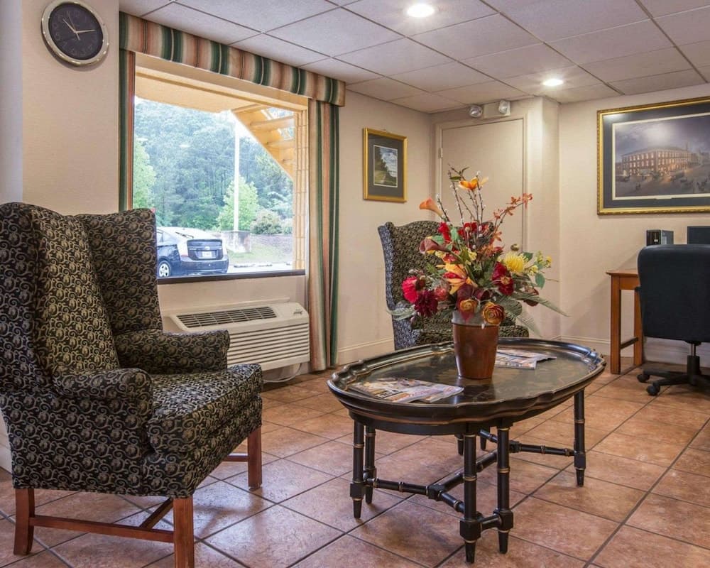 Econo Lodge Inn & Suites Columbus near Fort Benning