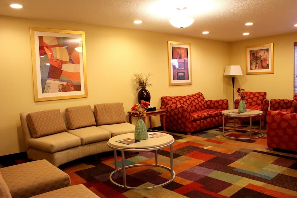Days Inn & Suites by Wyndham Bloomington/Normal IL