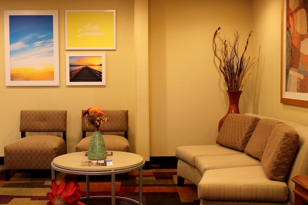 Days Inn & Suites by Wyndham Bloomington/Normal IL