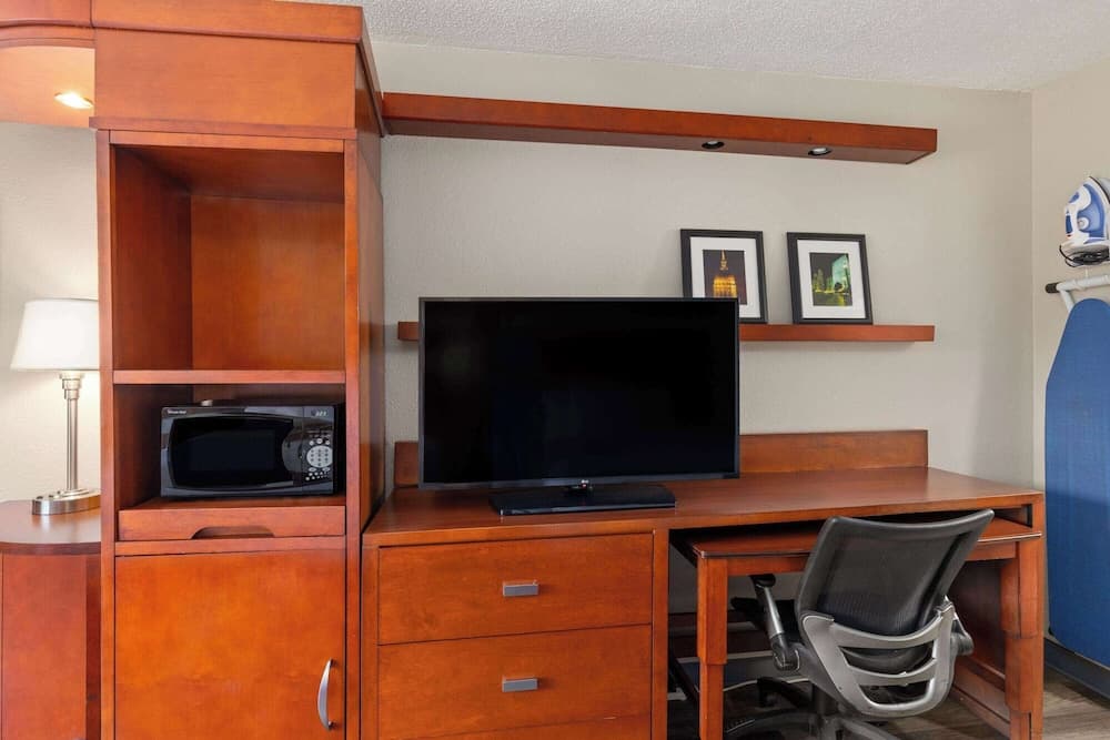 Days Inn by Wyndham Knoxville East