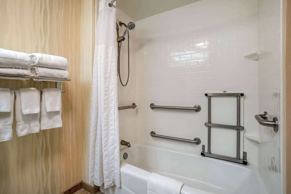 Comfort Inn & Suites Newark - Wilmington