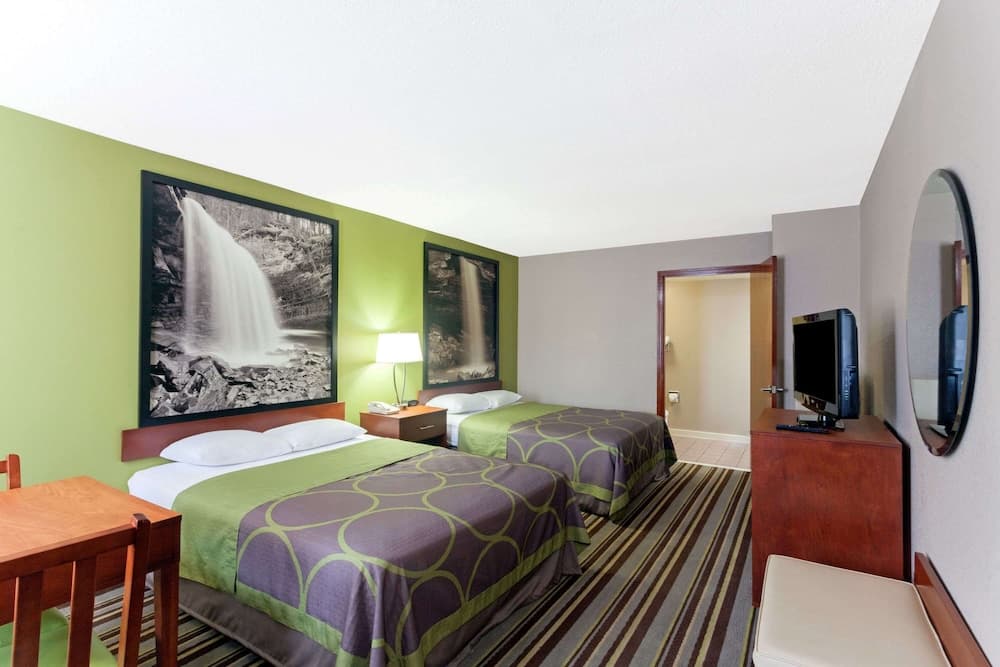 Super 8 by Wyndham Clarksville Northeast