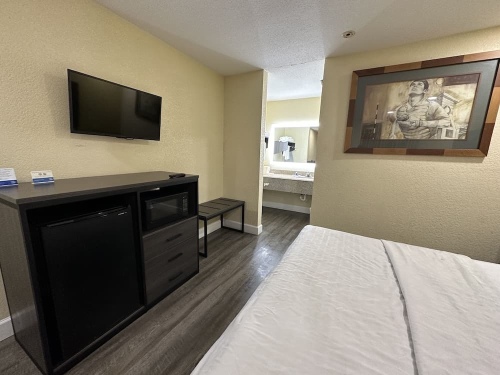 Rodeway Inn & Suites Highway 290 Northwest