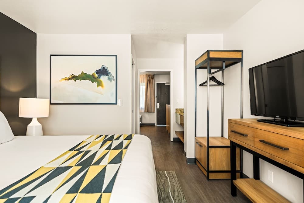 Oxford Suites Redding