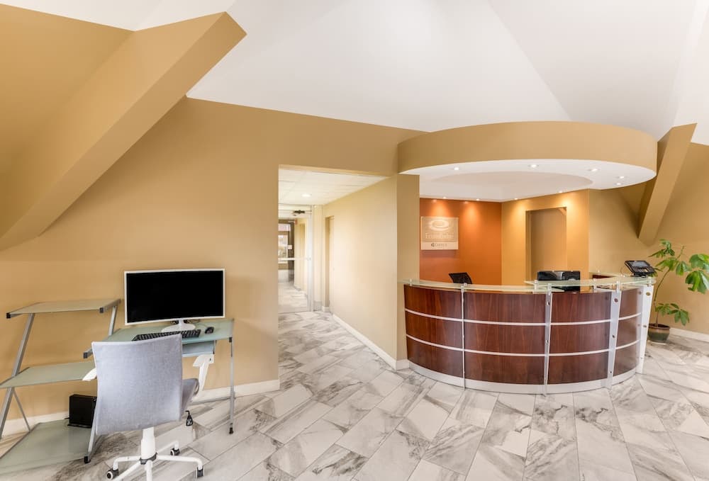 Econo Lodge Inn And Suites