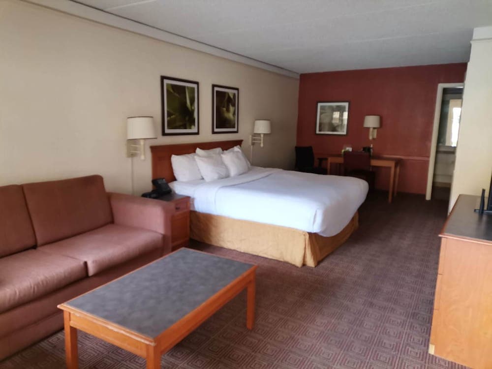 Super 8 by Wyndham San Antonio Near SeaWorld Ingram Park