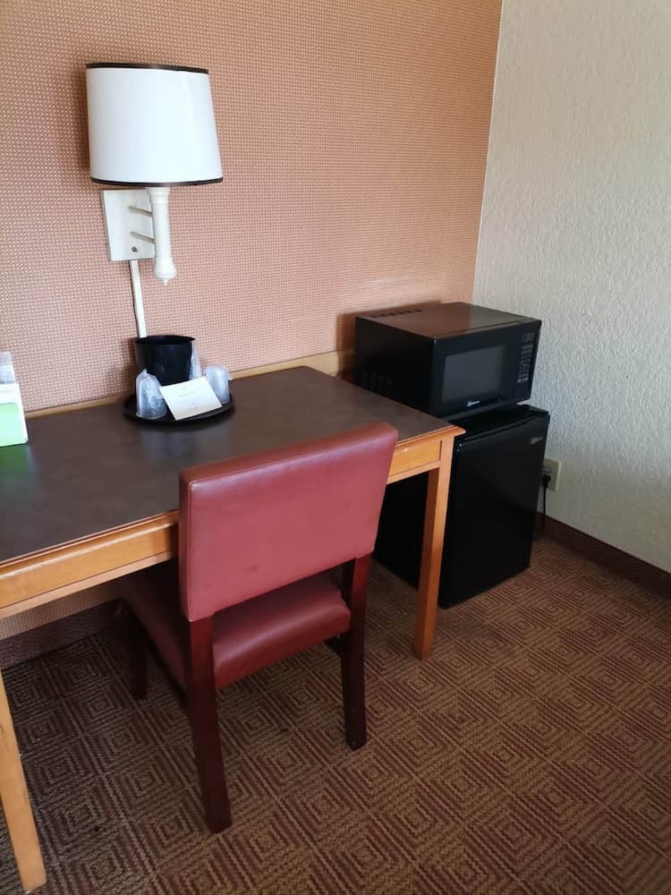 Super 8 by Wyndham San Antonio Near SeaWorld Ingram Park