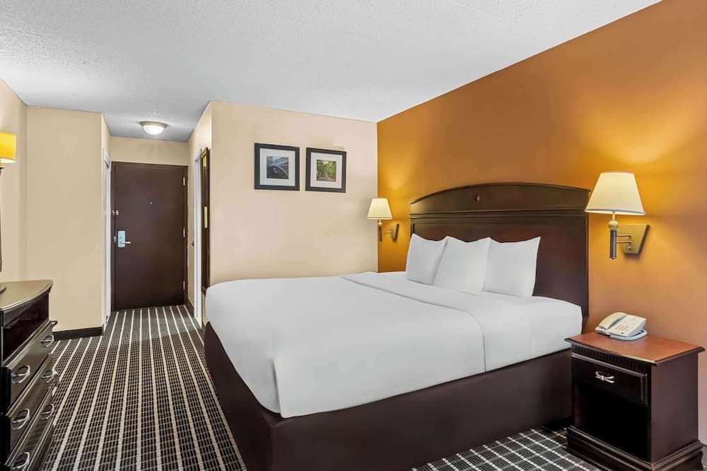 Comfort Inn & Suites Somerset - New Brunswick