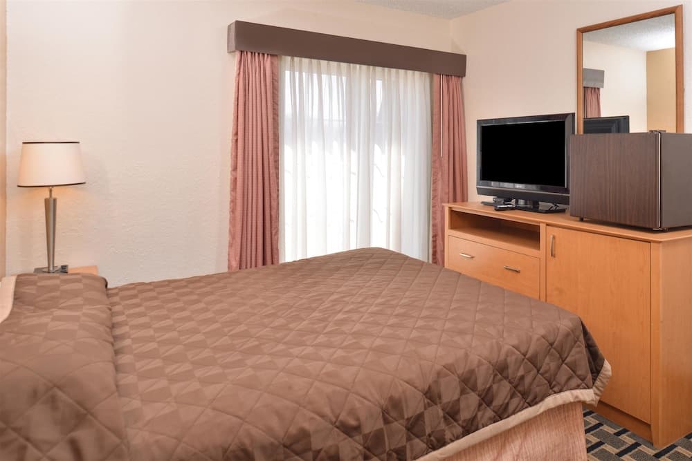 Americas Best Value Inn & Suites St. Cloud