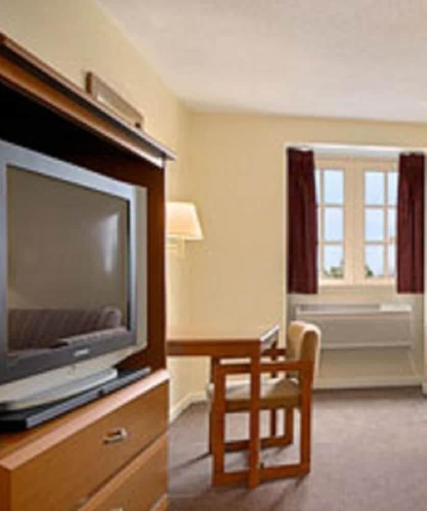 Super 8 by Wyndham New Orleans