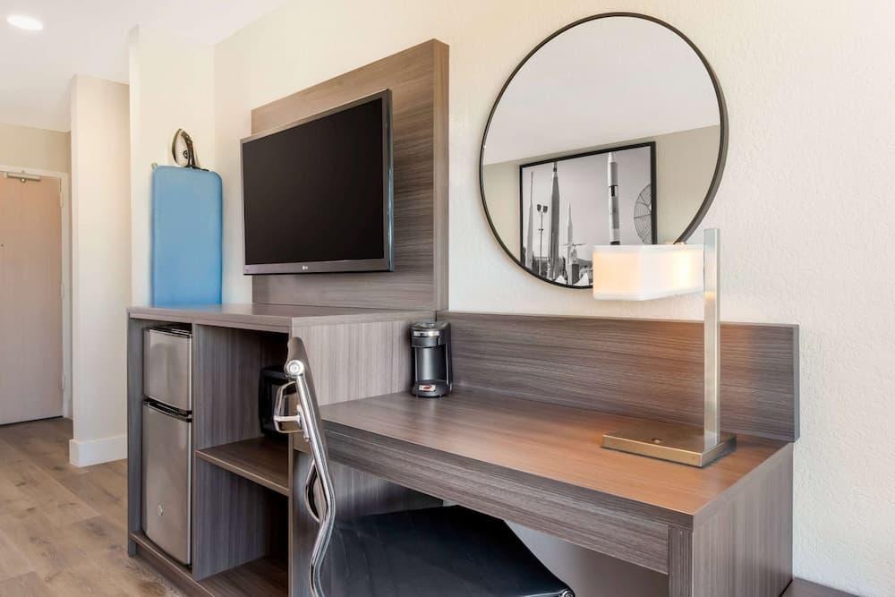 Super 8 by Wyndham Orlando Near Florida Mall