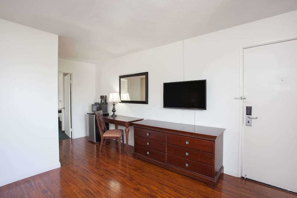 Days Inn by Wyndham Orange Anaheim