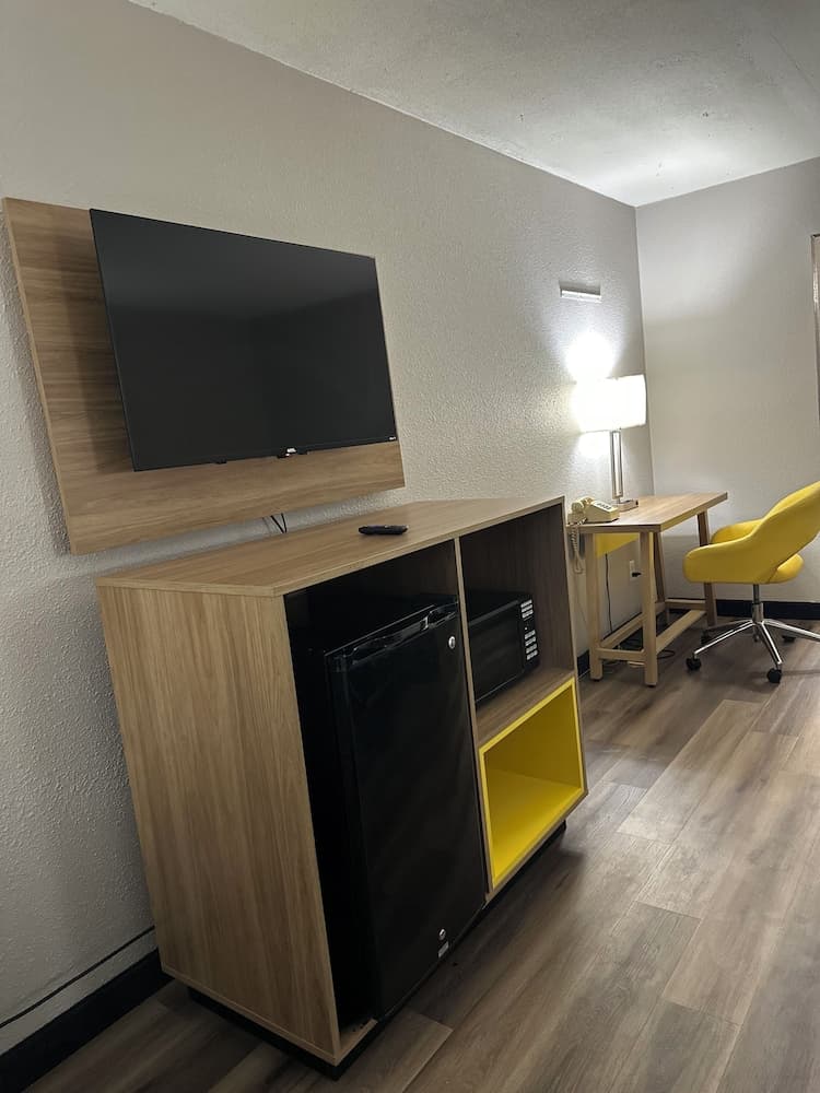 Days Inn by Wyndham Huntington