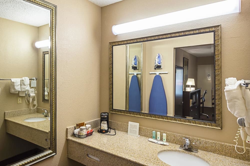 Quality Inn & Suites Greenville - Haywood Mall