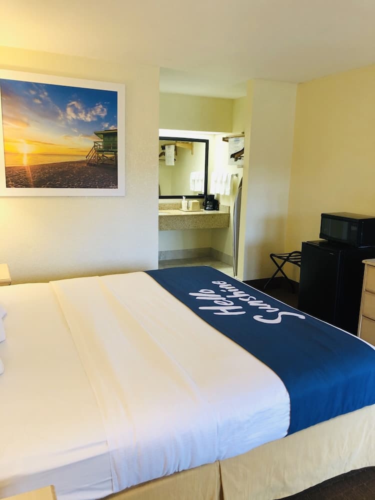 Days Inn & Suites by Wyndham Navarre - near Beaches/Hurlburt
