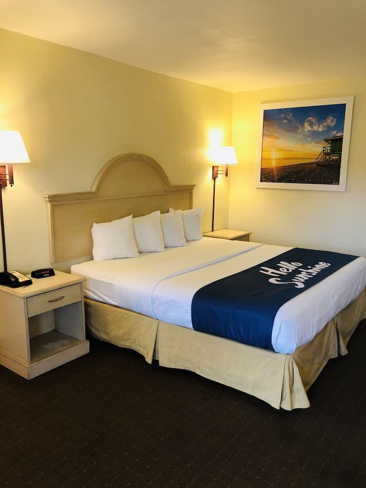 Days Inn & Suites by Wyndham Navarre - near Beaches/Hurlburt