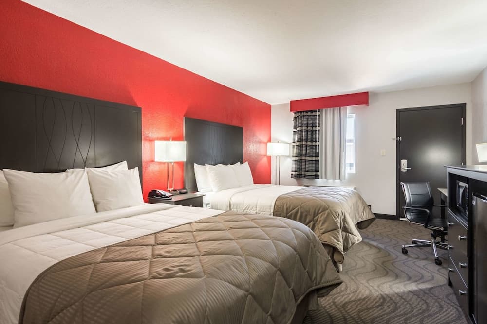 Clarion Inn & Suites Russellville I-40