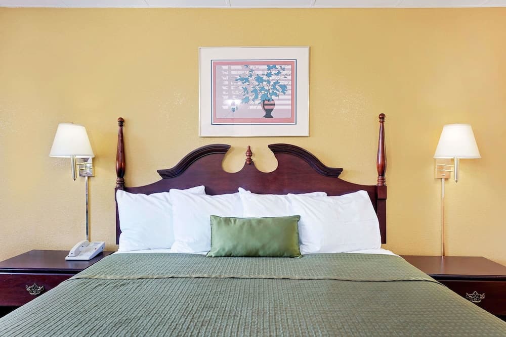 Travelodge by Wyndham Chambersburg