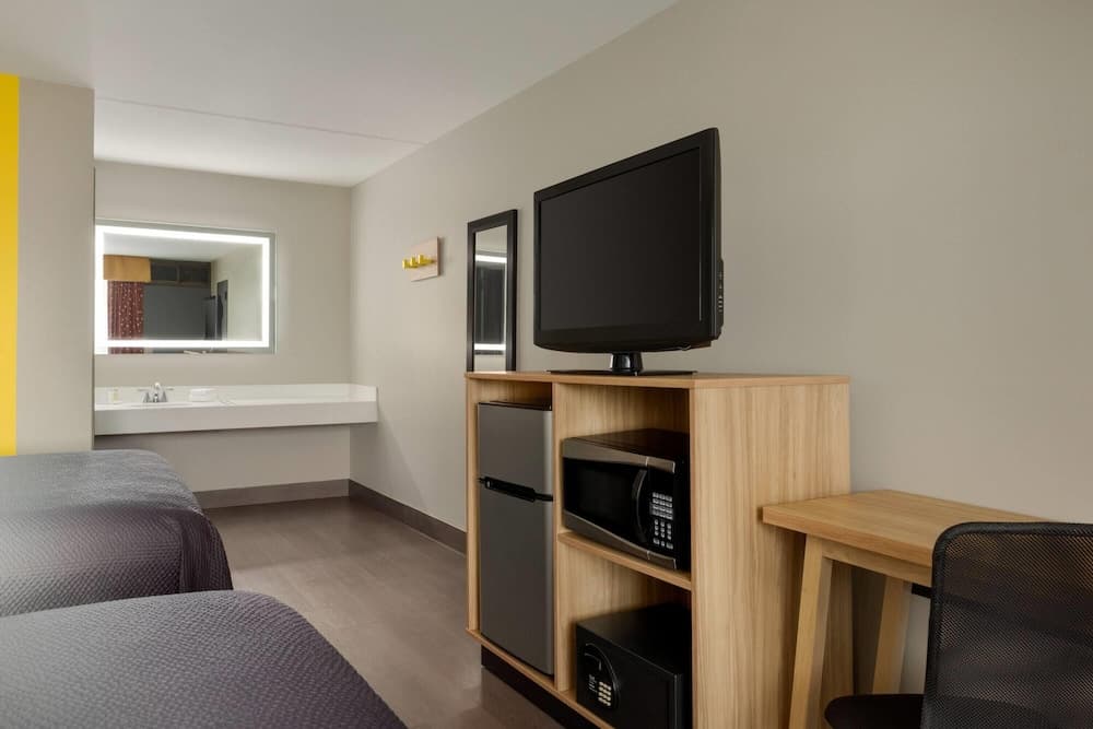 Super 8 by Wyndham Meadowlands