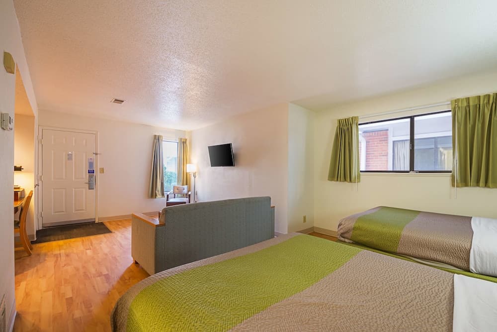 Studio 6 Greensboro, NC