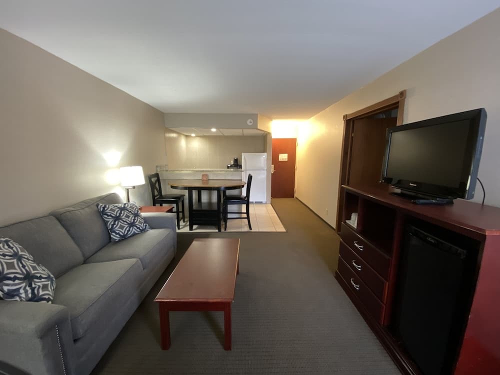 Clarion Inn & Suites Grand Rapids Airport
