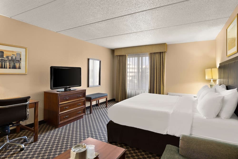 Hotel RL Cleveland Airport West