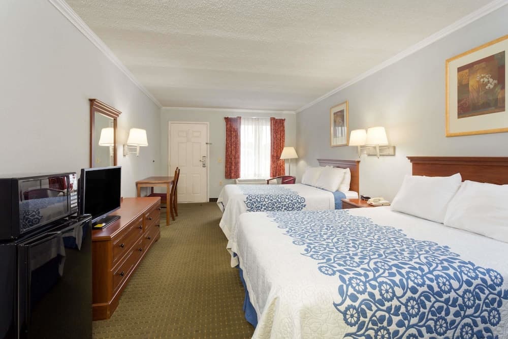 Days Inn by Wyndham Clinton